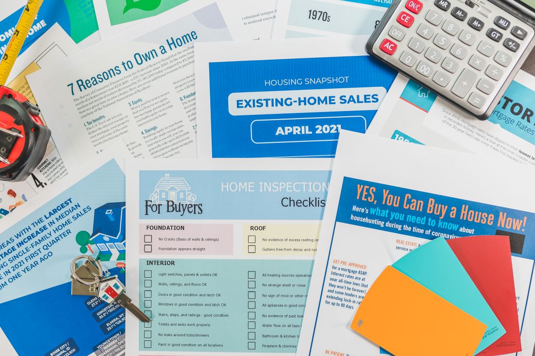 Buku catatan dan daftar periksa di atas meja kerja