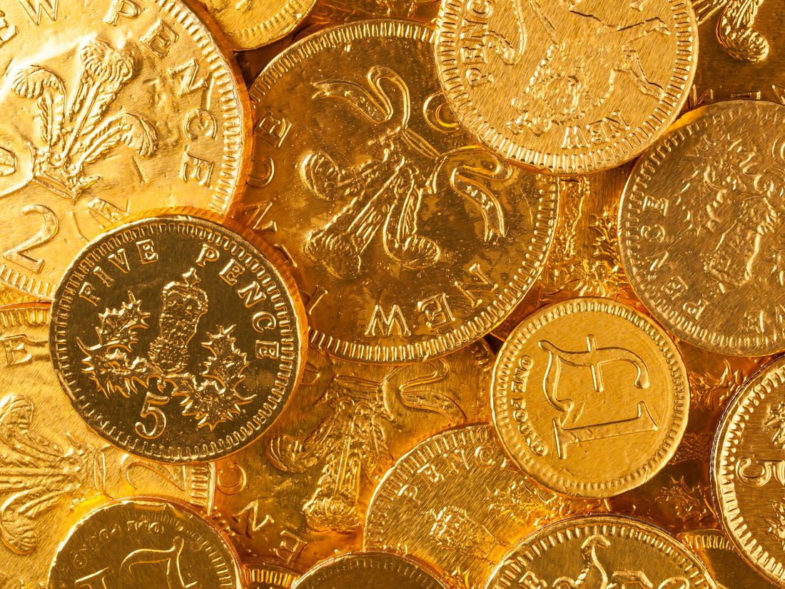 Koin emas bertumpuk sebagai ilustrasi bonus dan promosi