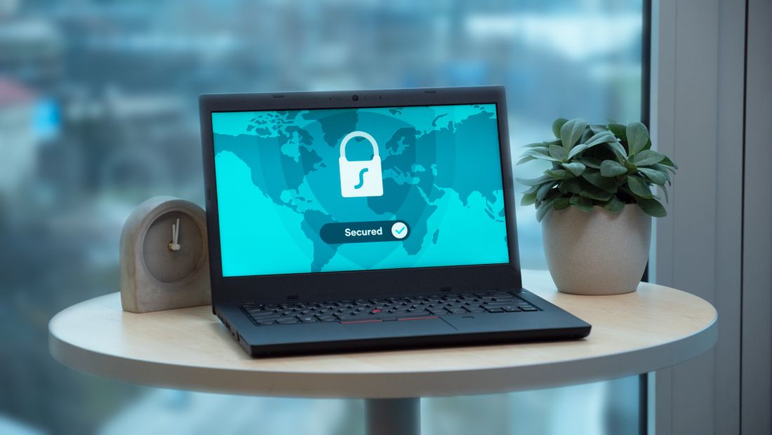 Gembok digital dan laptop sebagai simbol keamanan akun