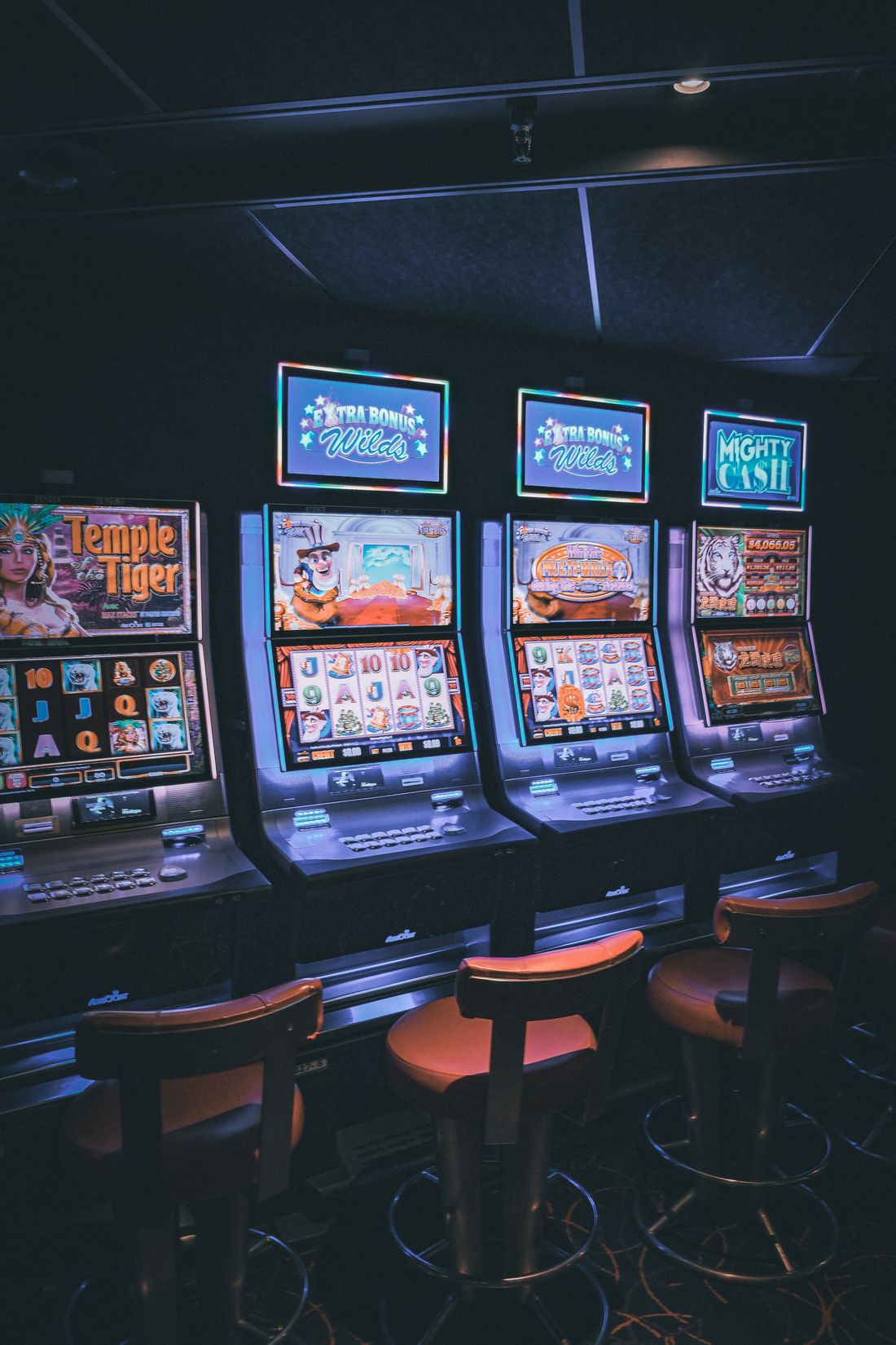 Layar mesin slot online dengan gulungan berputar