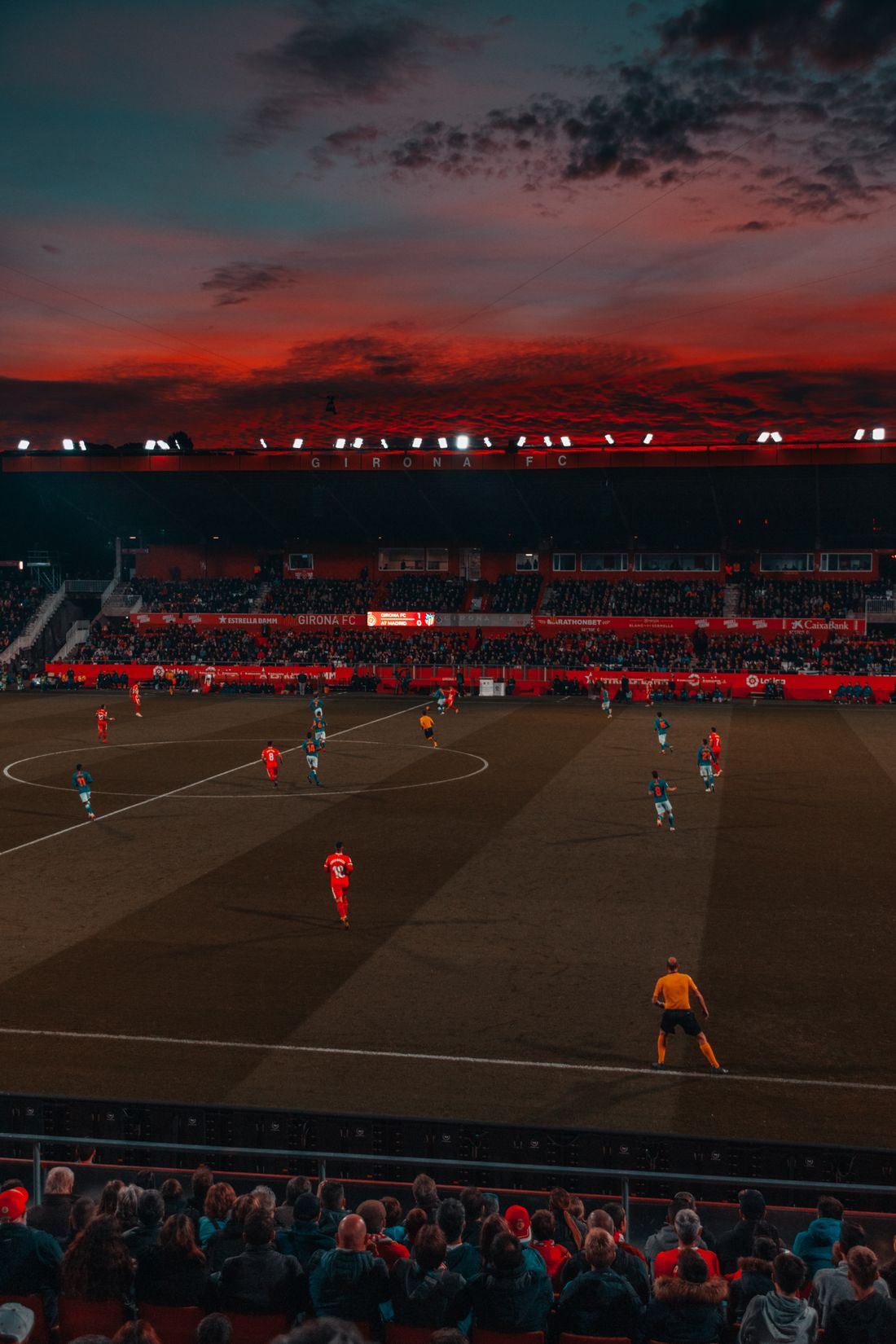 Stadion sepak bola saat pertandingan berlangsung